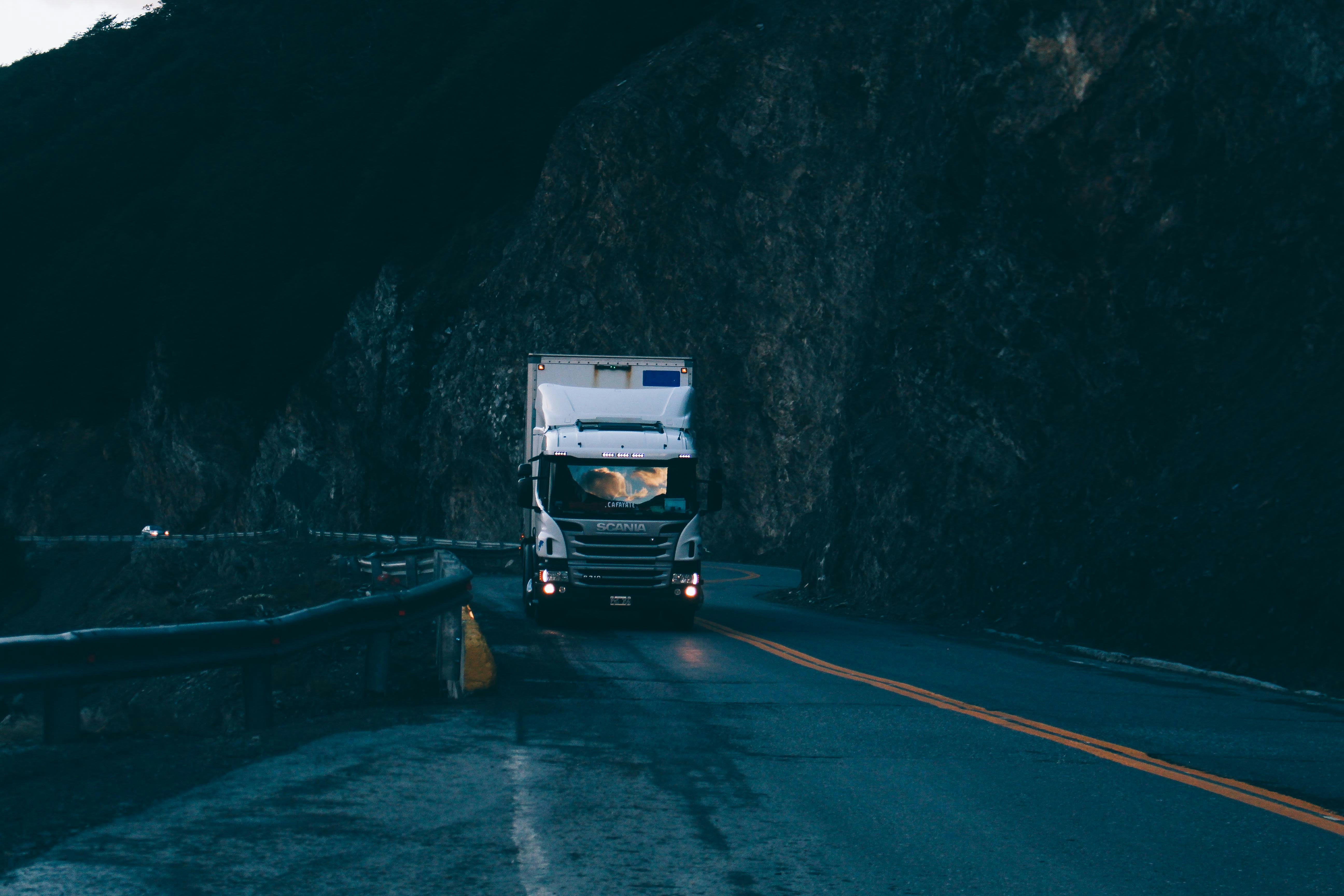 Camion de livraison professionnel pour service de transport et déménagement en Suisse